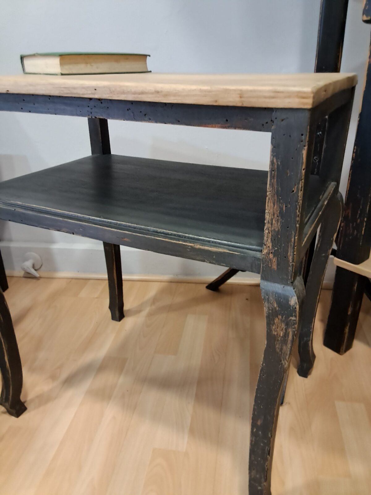 Mesa auxiliar restaurada en negro con sobre de madera natural, estilo vintage artesanal de Lorestaura.