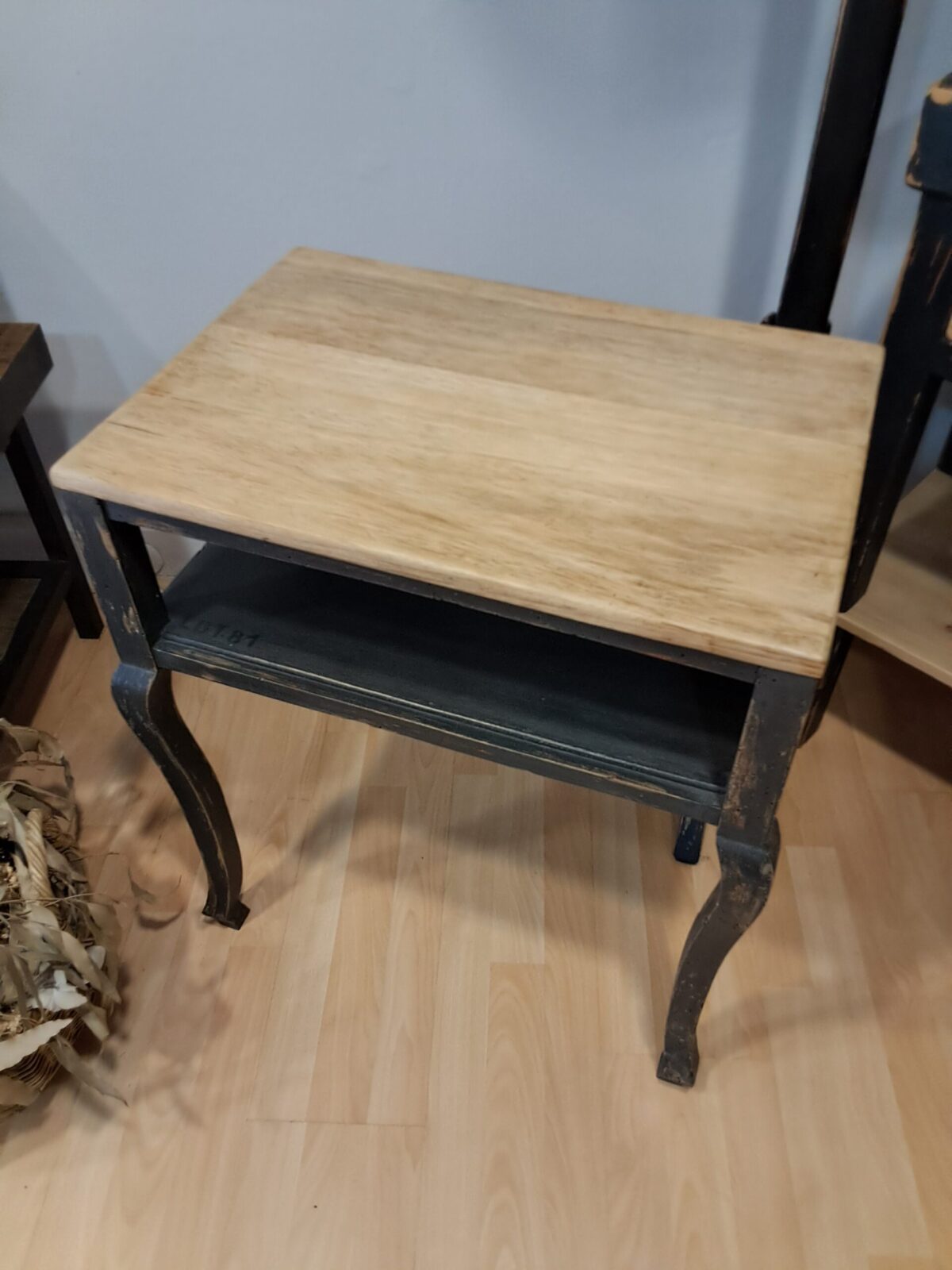 Mesa auxiliar restaurada en negro con sobre de madera natural, estilo vintage artesanal de Lorestaura.