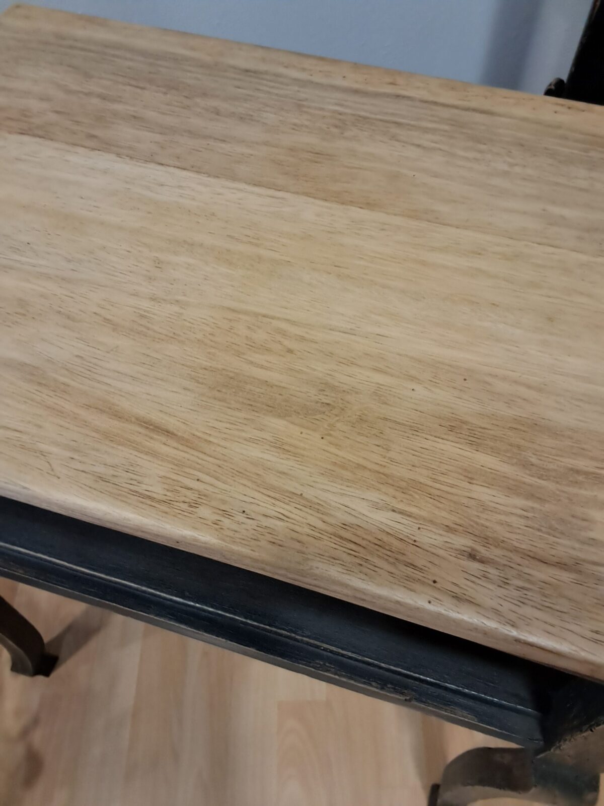 Mesa auxiliar restaurada en negro con sobre de madera natural, estilo vintage artesanal de Lorestaura.