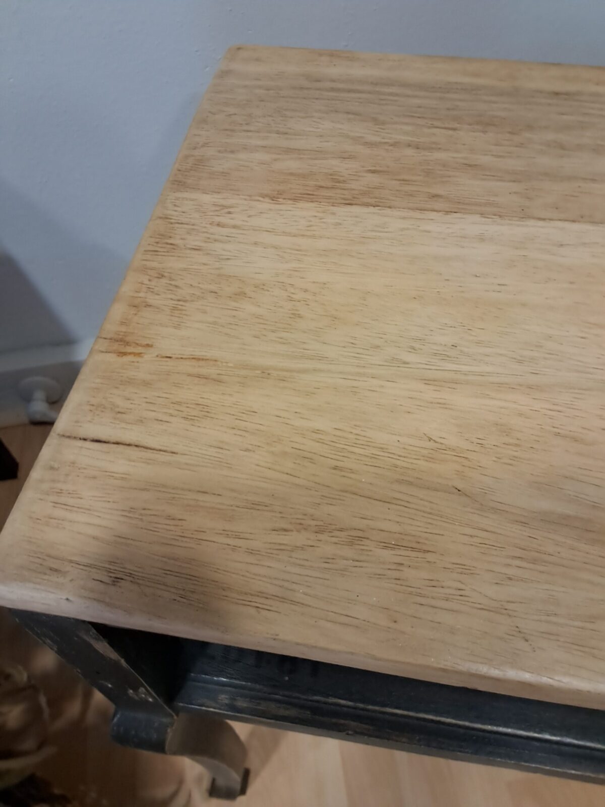 Mesa auxiliar restaurada en negro con sobre de madera natural, estilo vintage artesanal de Lorestaura.