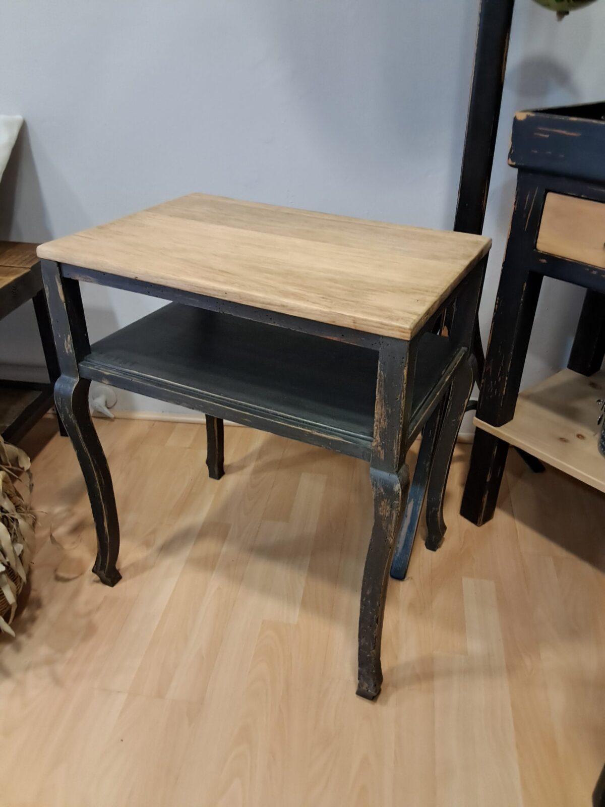 Mesa auxiliar restaurada en negro con sobre de madera natural, estilo vintage artesanal de Lorestaura.