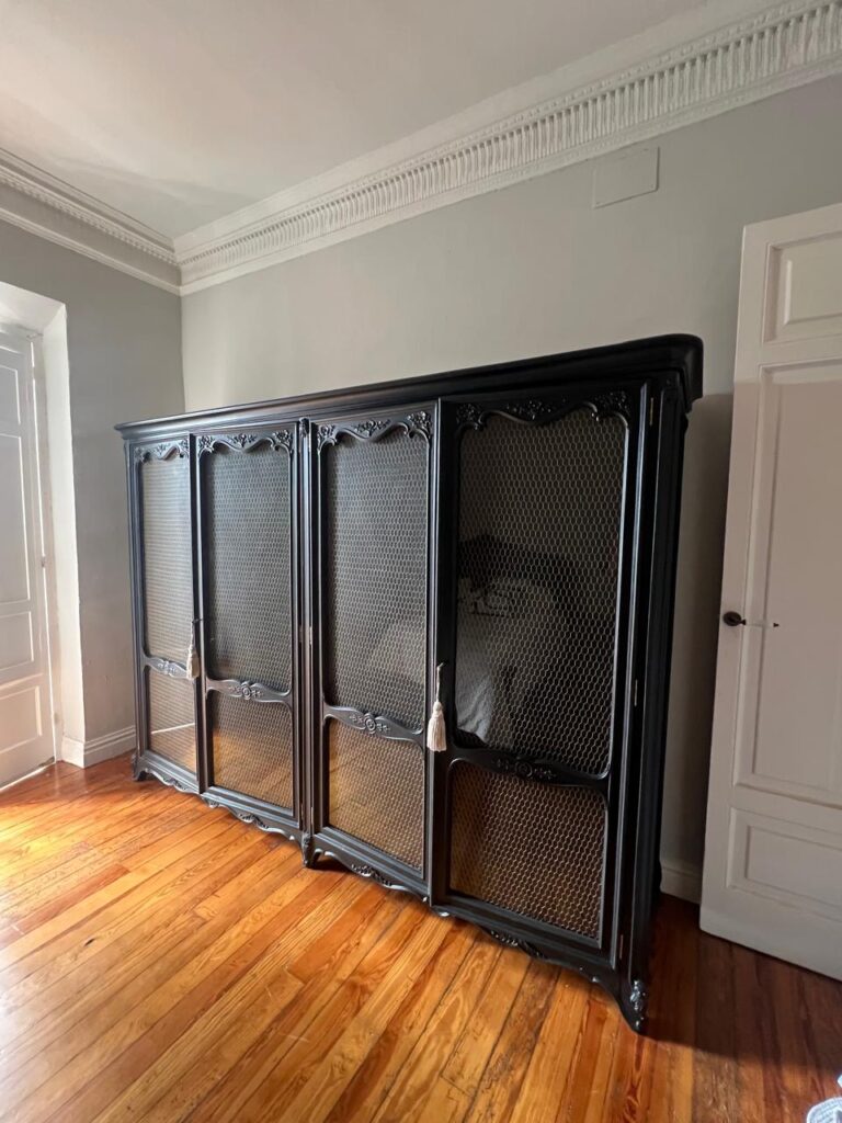 Mueble restaurado por Lorestaura, pieza vintage única y decorativa.