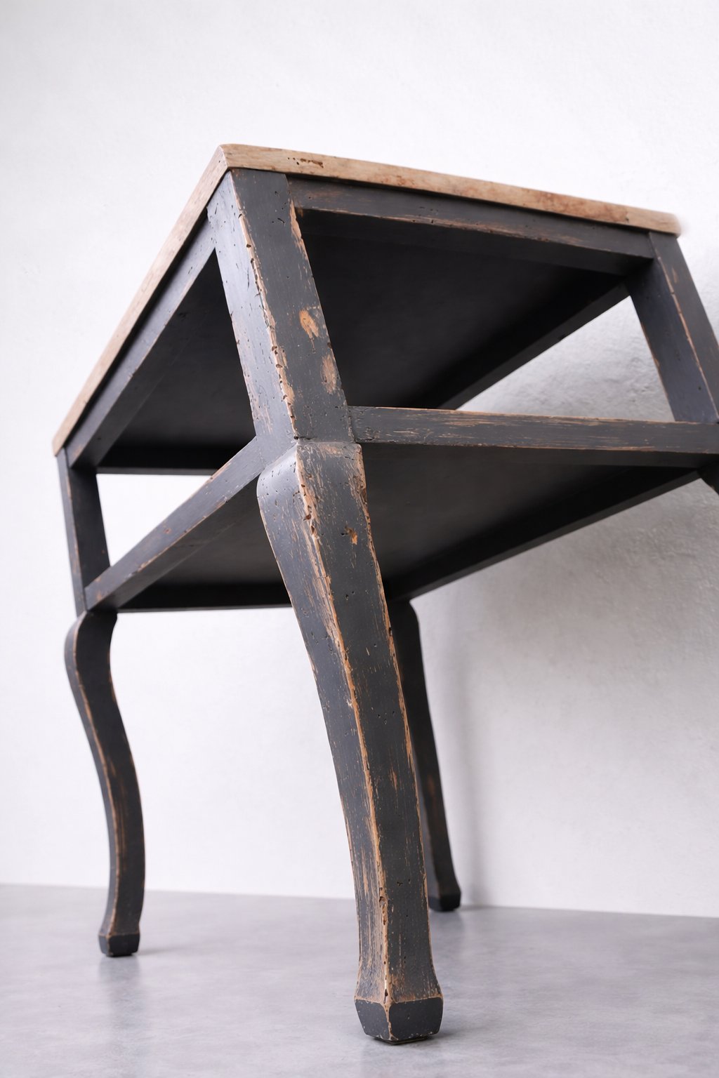Mesa auxiliar restaurada en negro con sobre de madera natural, estilo vintage artesanal de Lorestaura.