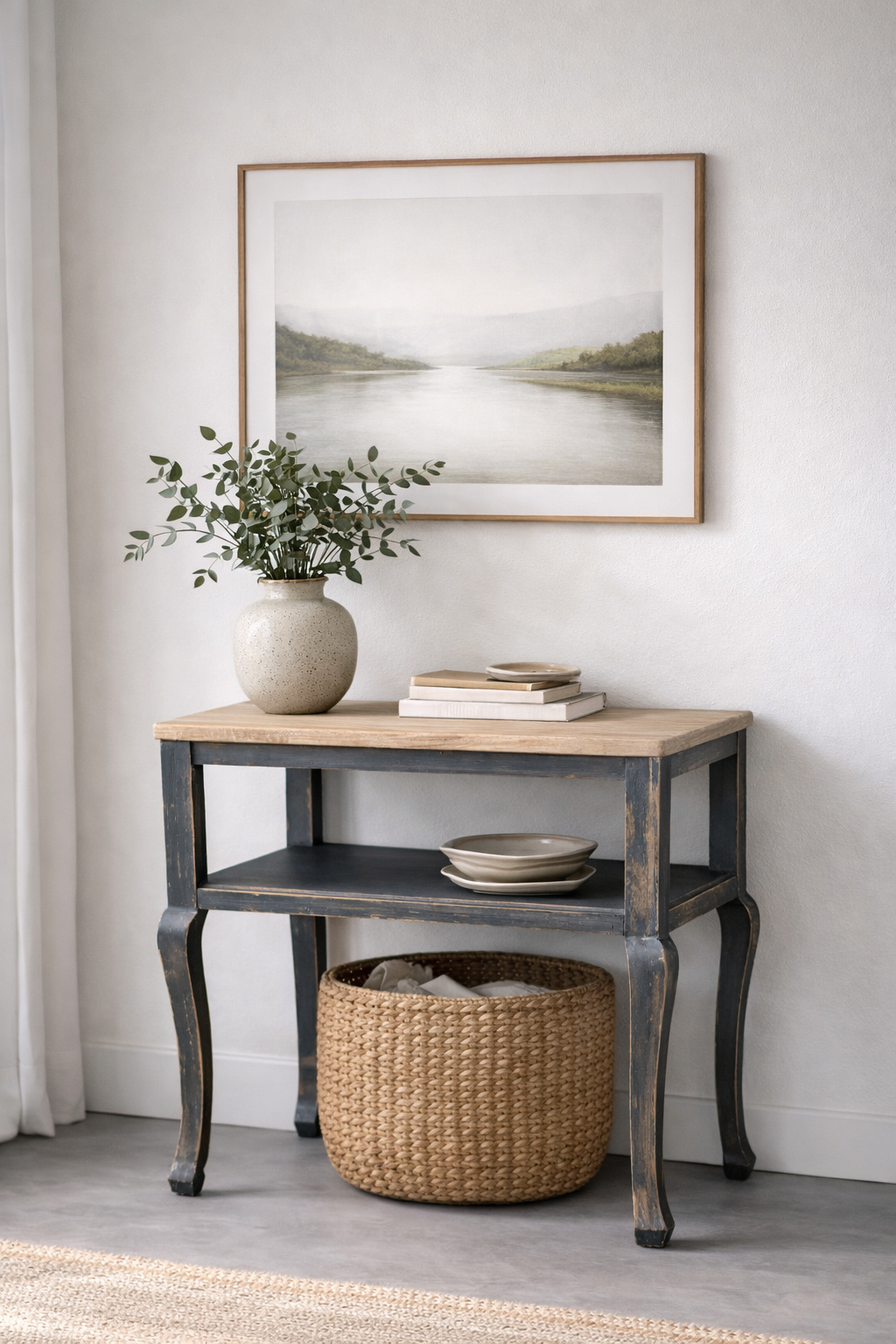 Mesa auxiliar restaurada en negro con sobre de madera natural, estilo vintage artesanal de Lorestaura.