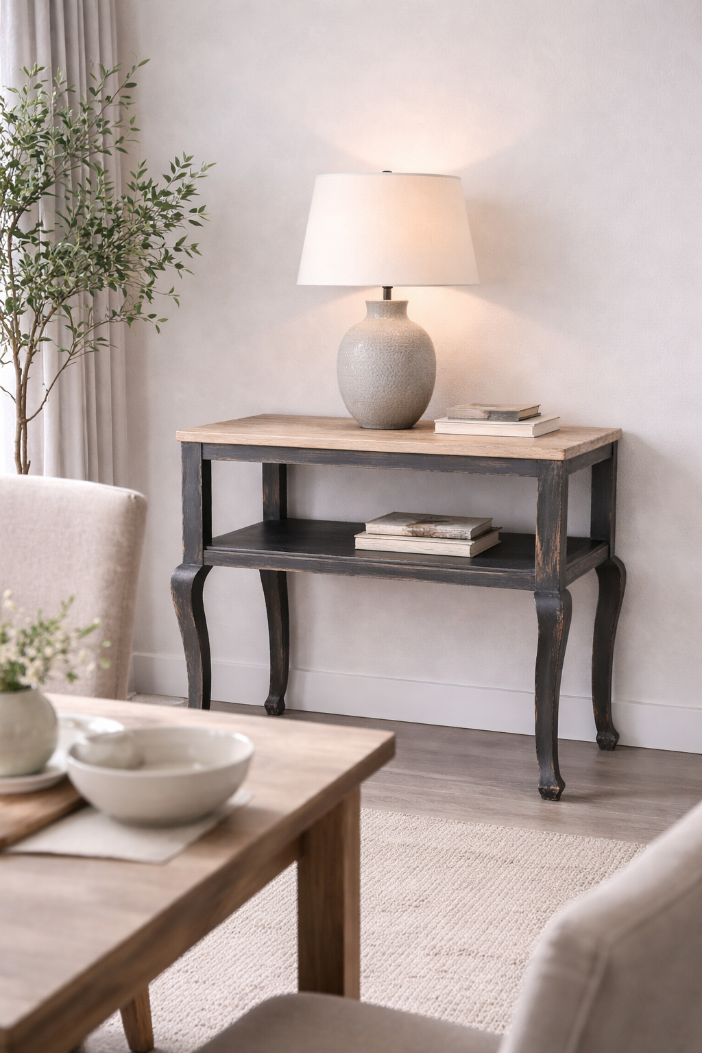 Mesa auxiliar restaurada en negro con sobre de madera natural, estilo vintage artesanal de Lorestaura.