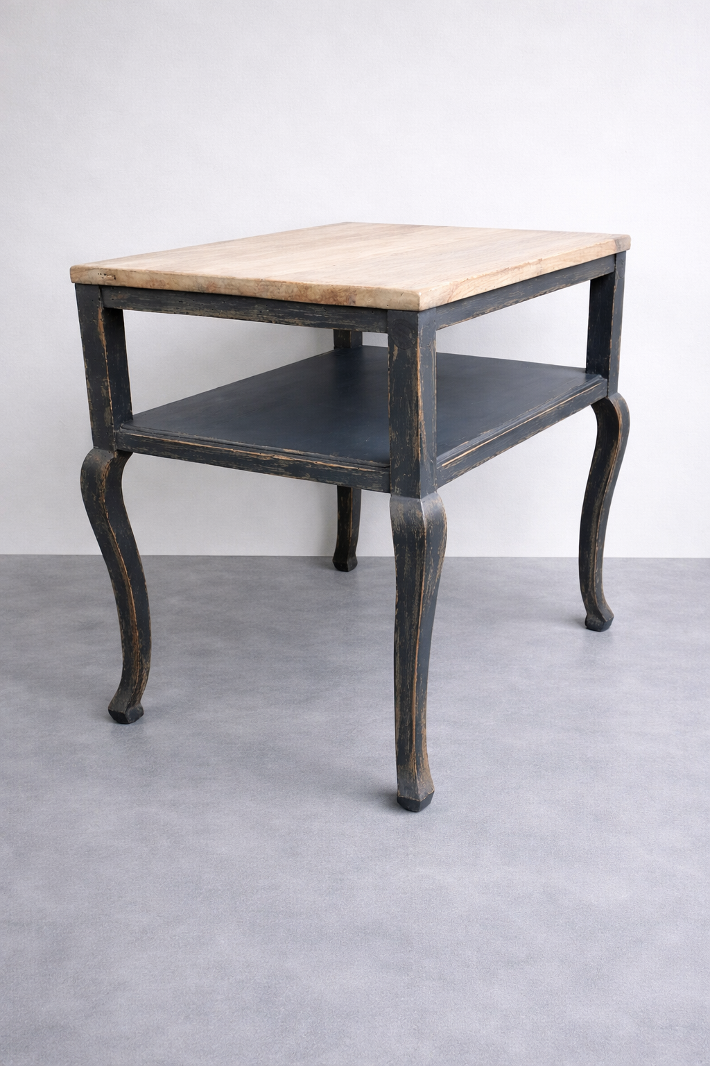 Mesa auxiliar restaurada en negro con sobre de madera natural, estilo vintage artesanal de Lorestaura.