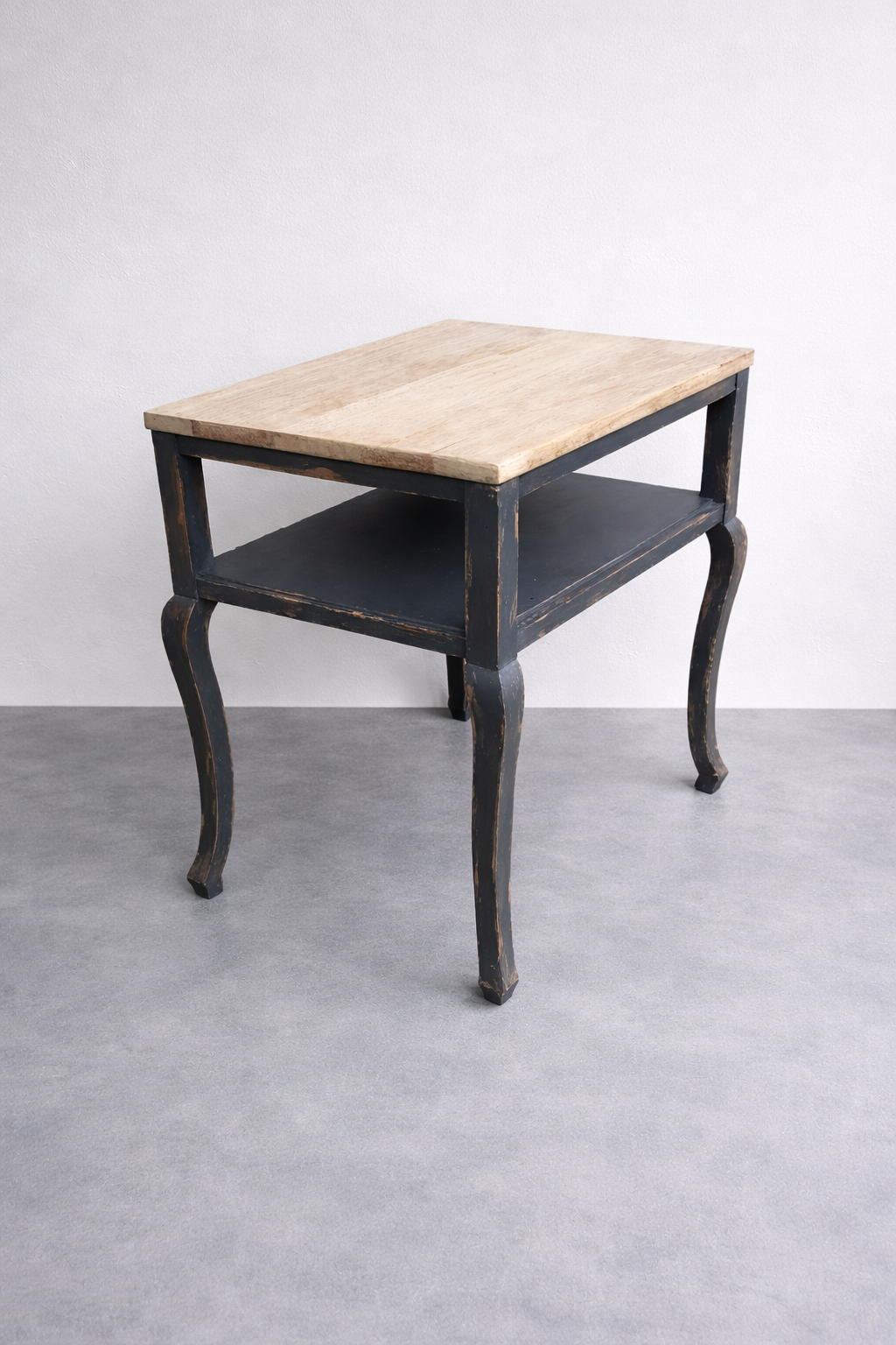 Mesa auxiliar restaurada en negro con sobre de madera natural, estilo vintage artesanal de Lorestaura.