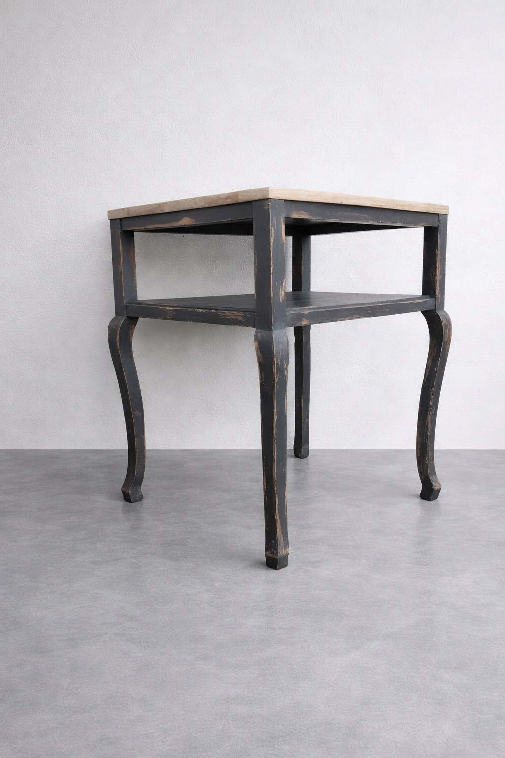 Mesa auxiliar restaurada en negro con sobre de madera natural, estilo vintage artesanal de Lorestaura.