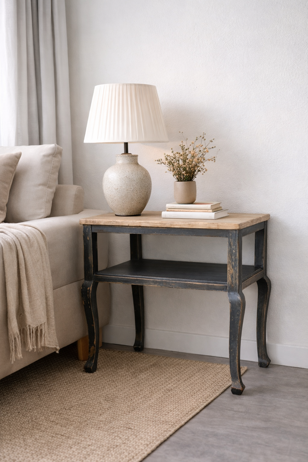 Mesa auxiliar restaurada en negro con sobre de madera natural, estilo vintage artesanal de Lorestaura.