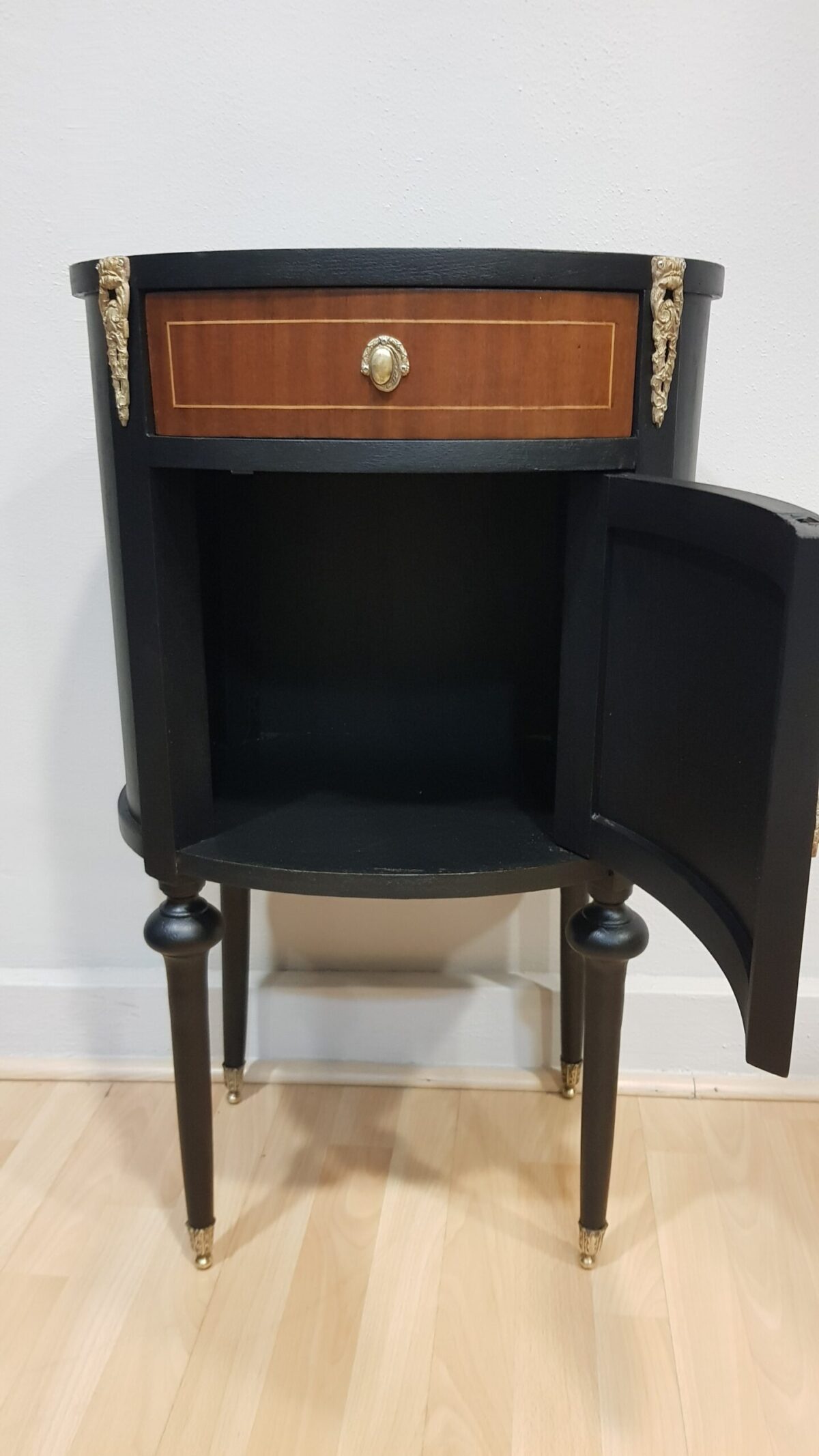 Mesita de noche vintage con mármol y detalles dorados