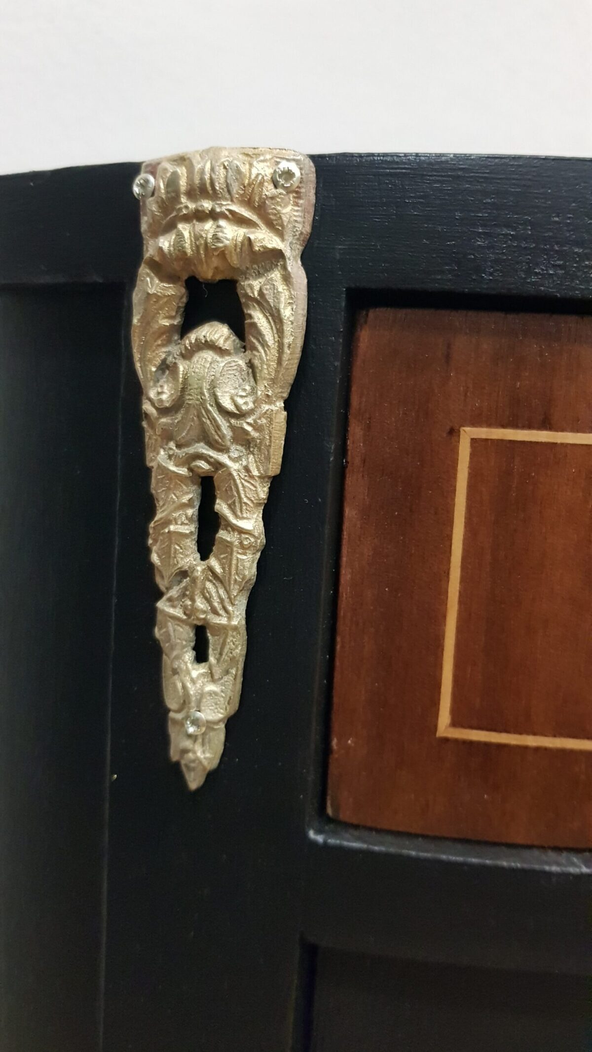 Mesita de noche vintage con mármol y detalles dorados