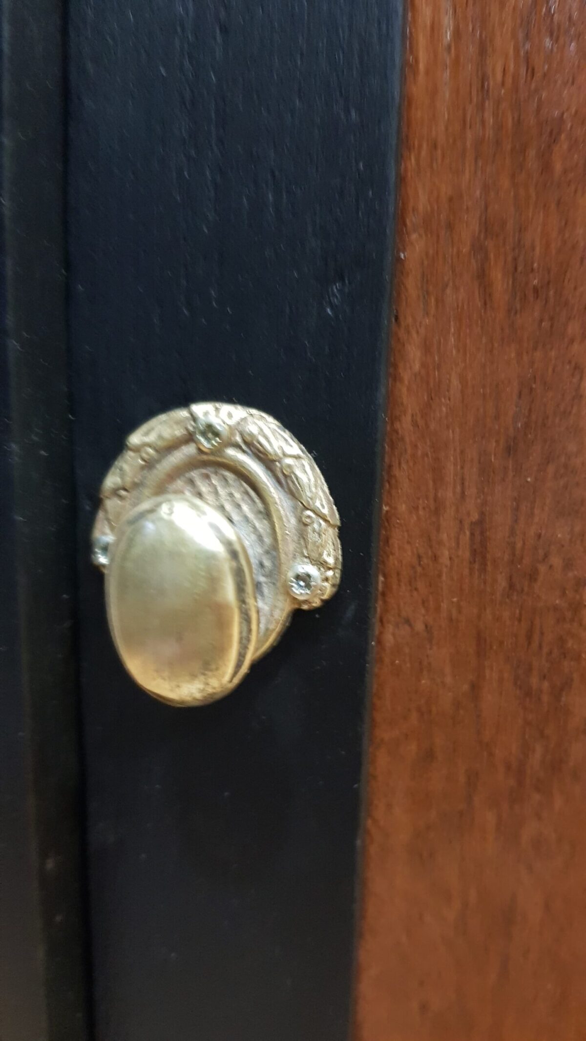 Mesita de noche vintage con mármol y detalles dorados