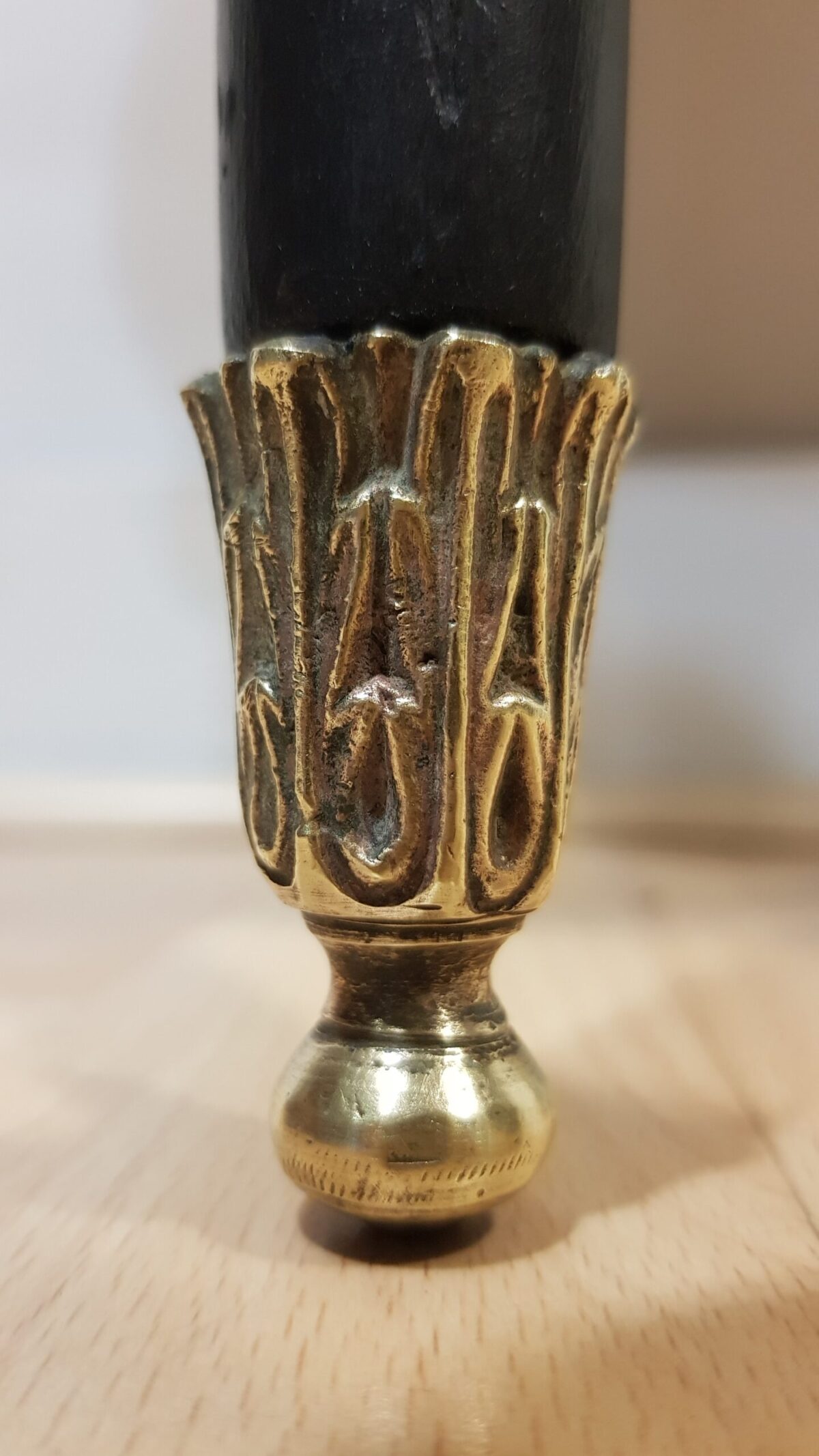 Mesita de noche vintage con mármol y detalles dorados