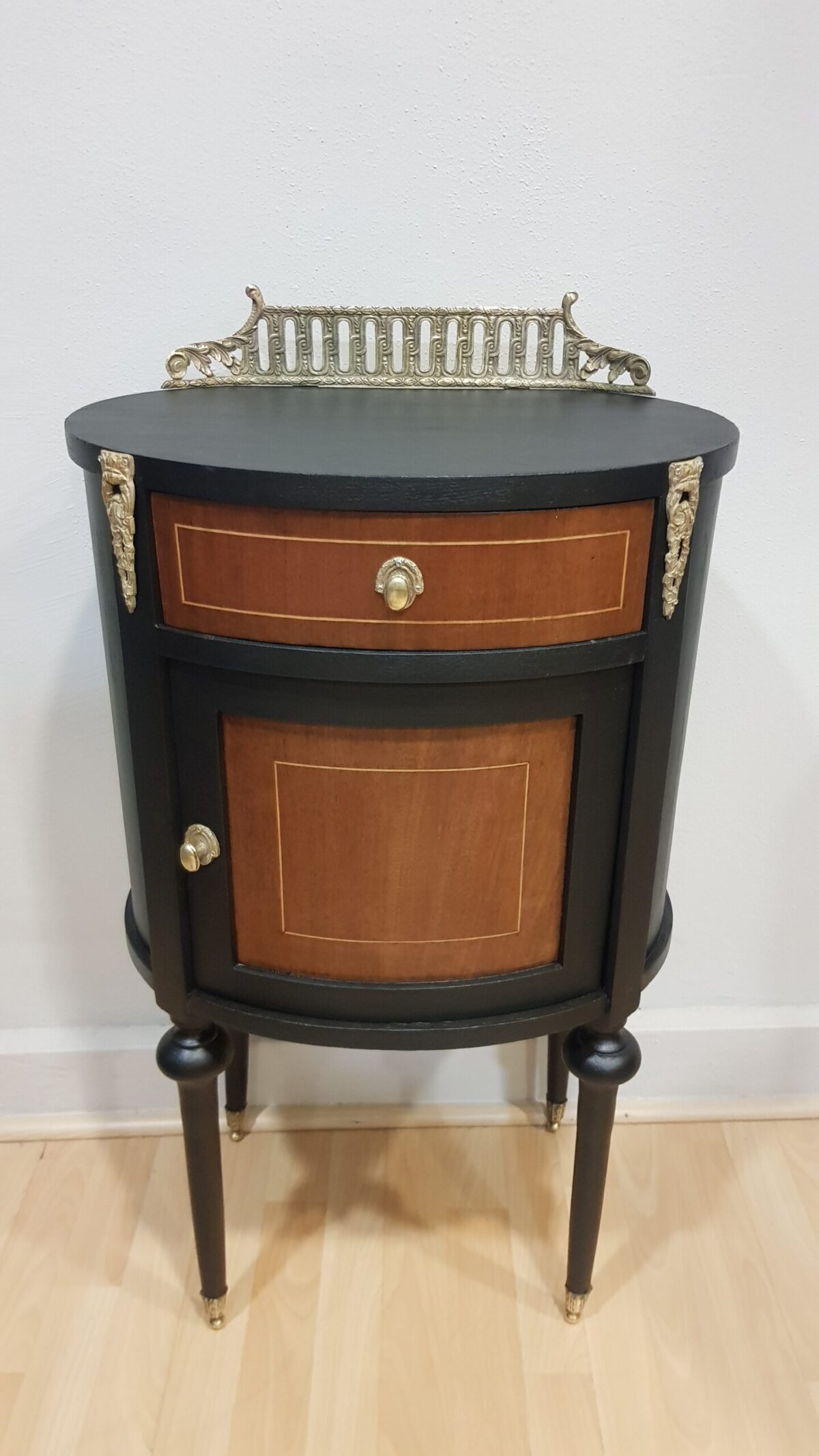 Mesita de noche vintage con mármol y detalles dorados