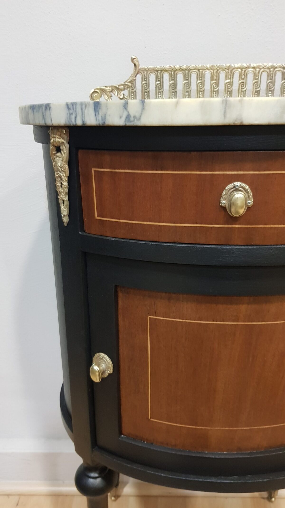 Mesita de noche vintage con mármol y detalles dorados